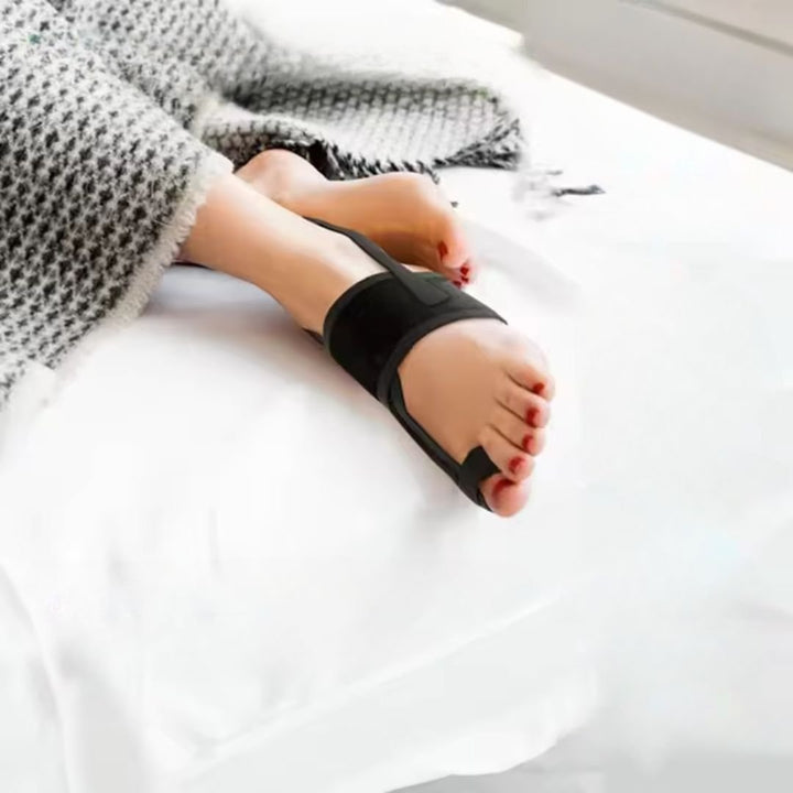 "Attelle de nuit ajustable pour hallux valgus, design ergonomique, assure confort pour un sommeil paisible et sans douleur."