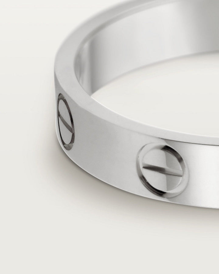 Anneau minimaliste unisexe Aria en argent, détails vis. Bijou moderne, élégant, parfait accessoire de mode.