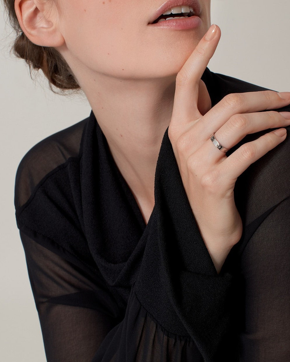 Bague Aria argent, alliage zinc, design minimaliste unisexe. Détails vis pour un look moderne et élégant.