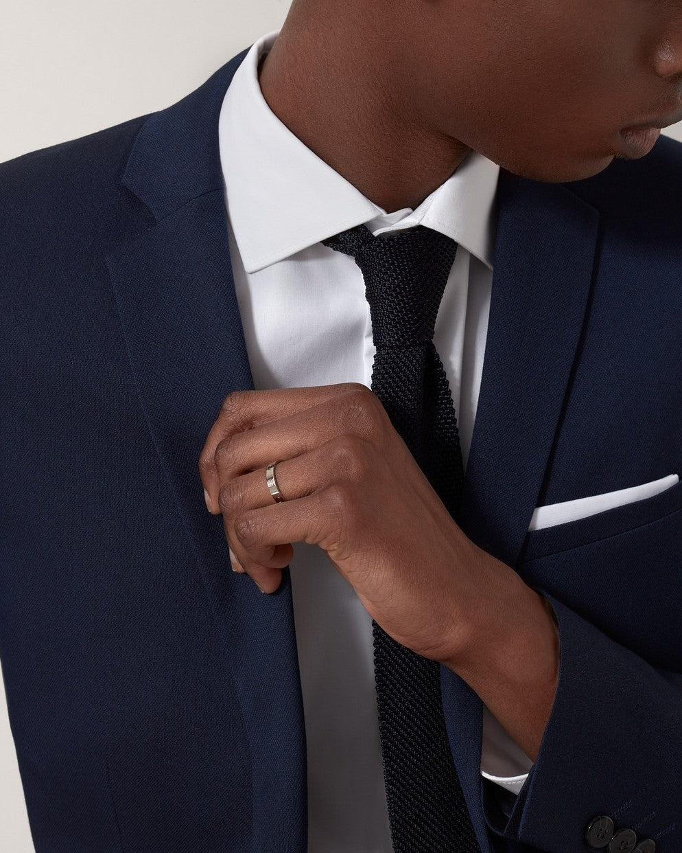 Cadeau idéal: bague unisexe Aria en argent, détails vis. Bijou moderne, résistant à l'eau, accessoire de mode.