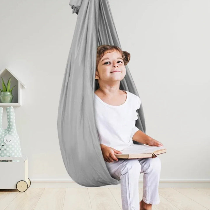 Balançoire sensorielle ergonomique pour enfants, stimulant le bien-être général et la coordination.