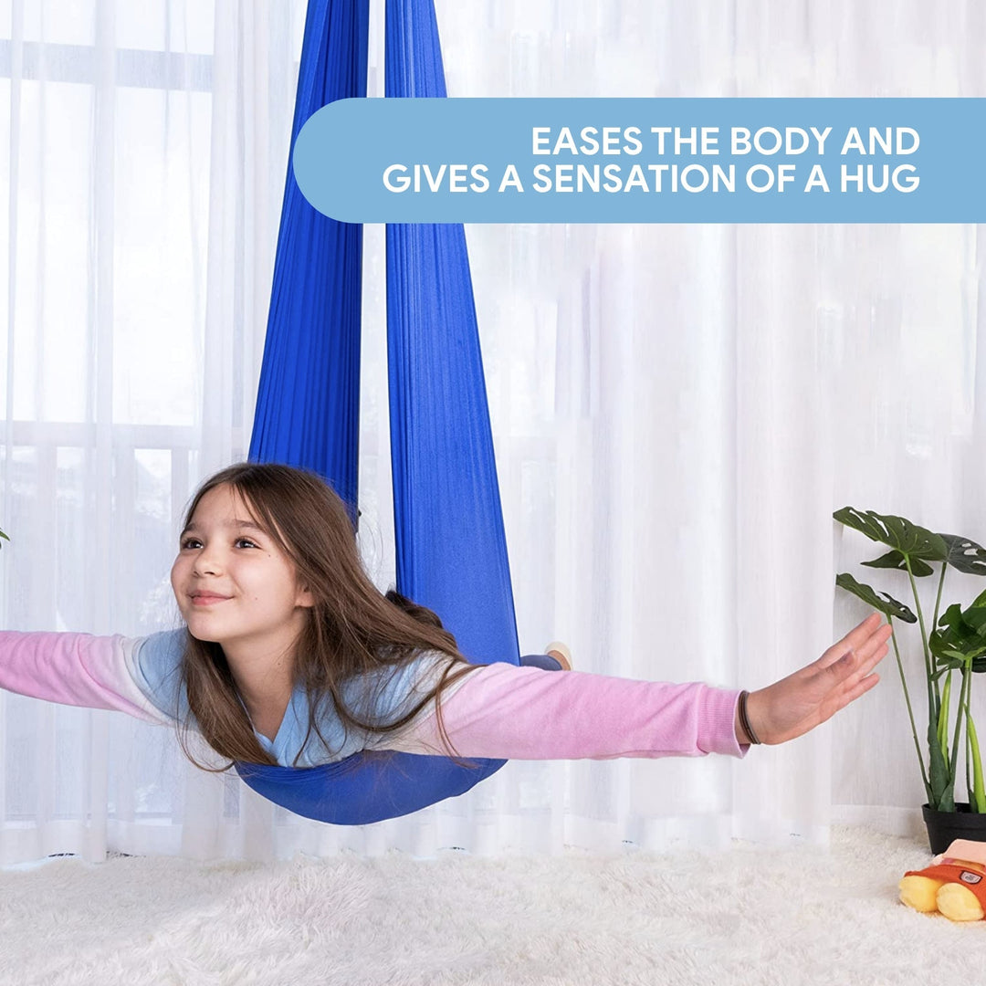 Tissu doux et extensible de la balançoire sensorielle, enveloppant l'enfant pour une détente profonde.