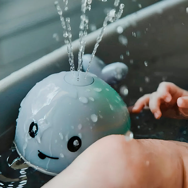 "Baleine de bain enfant LED interactive avec jets d'eau, effets lumineux multicolores et design ludique pour le bain."