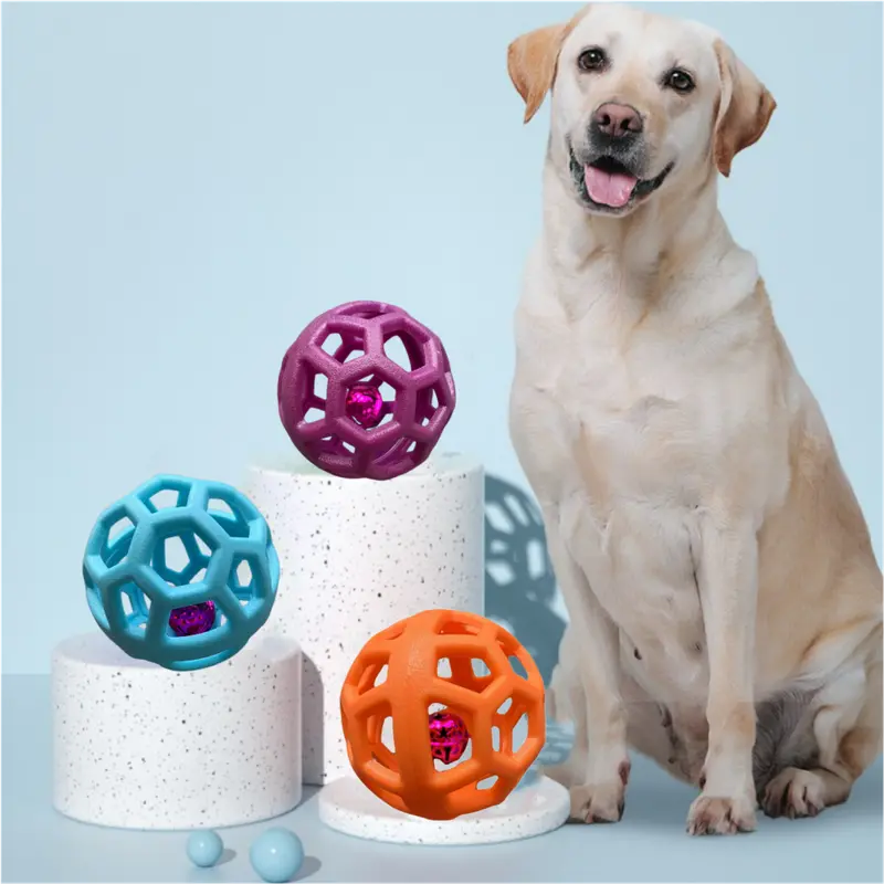 Balle interactive pour chien, durable et stimulante.  Favorise le reniflement et le jeu. Couleurs vives.