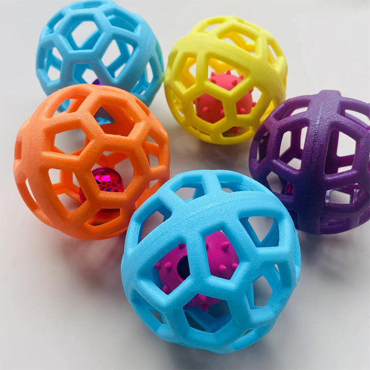 Balle interactive pour chien, durable et stimulante.  Favorise le reniflement et le jeu. Couleurs vives.