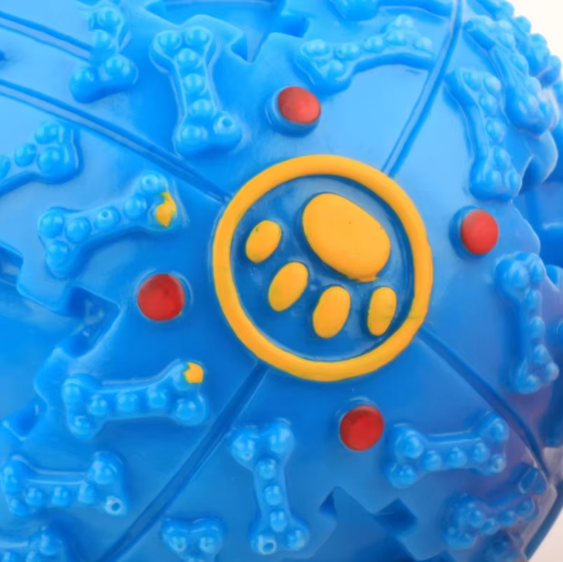 Balle interactive pour chien, robuste et durable.  Distribue friandises, couine.  Stimulation mentale et jeu.