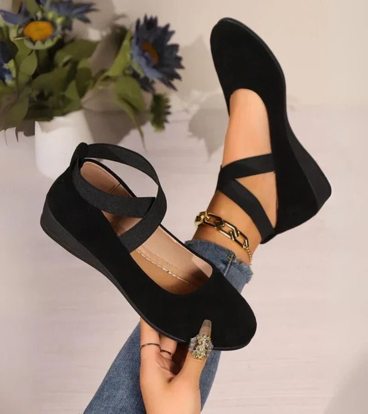 Ballerines compensées fermées pour femme, noires, avec brides élastiques pour un confort et un maintien élégants.