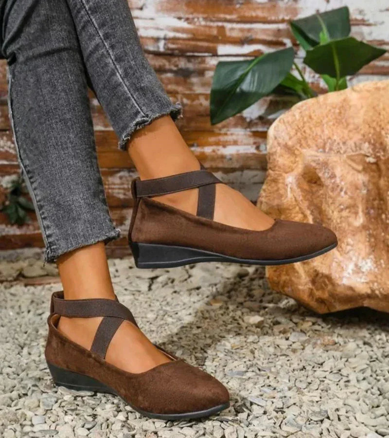 Chaussures ballerines compensées femme, style élégant et décontracté, idéales pour la ville et le confort quotidien.