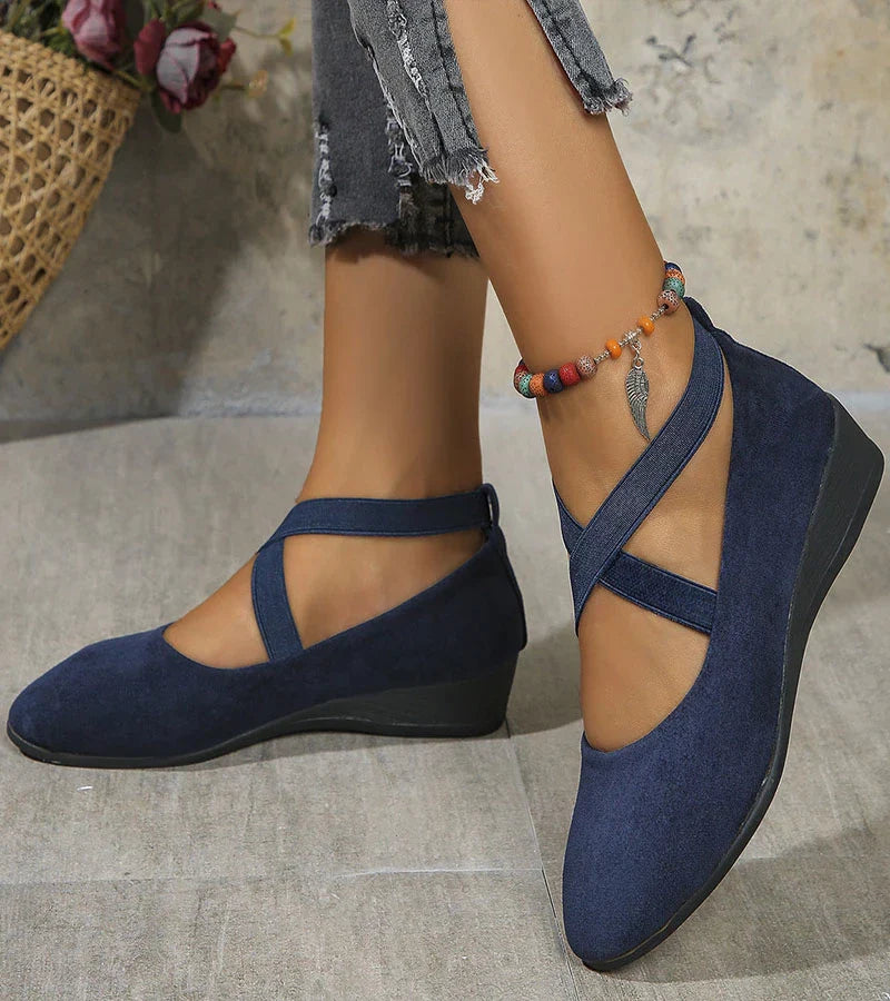 Ballerines fermées compensées confort femme, design moderne avec semelle amortissante et brides pour un ajustement parfait.
