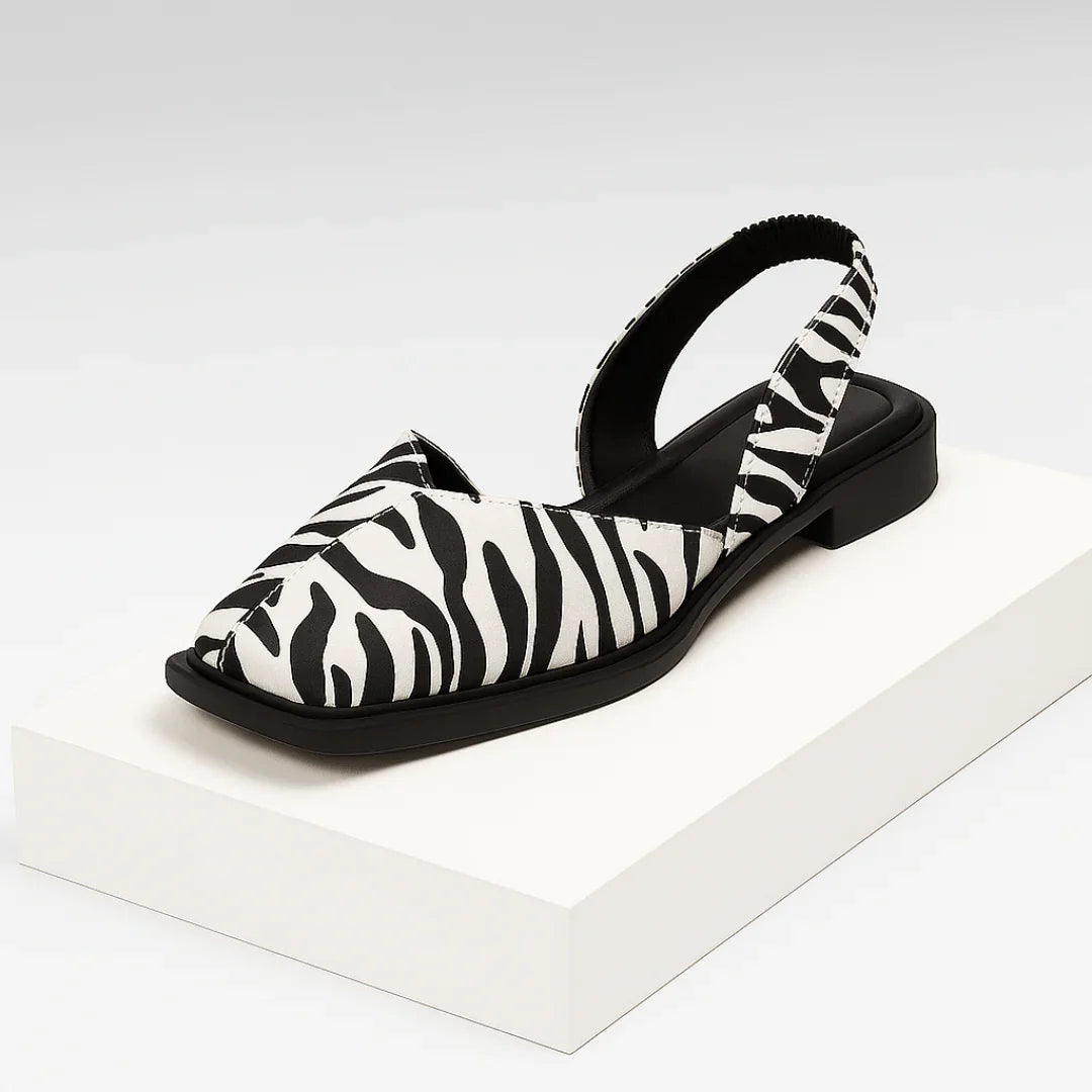 Femme portant des ballerines imprimées bout ouvert, élégantes et confortables pour casual ou soirée.