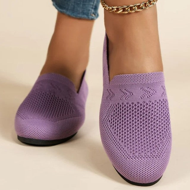 Chaussures plates femme casual, légères, respirantes, parfaites pour un look détendu.