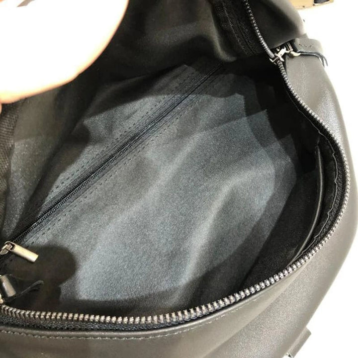 Sacoche banane femme en cuir marron, texture grainée, idéale pour un look urbain décontracté