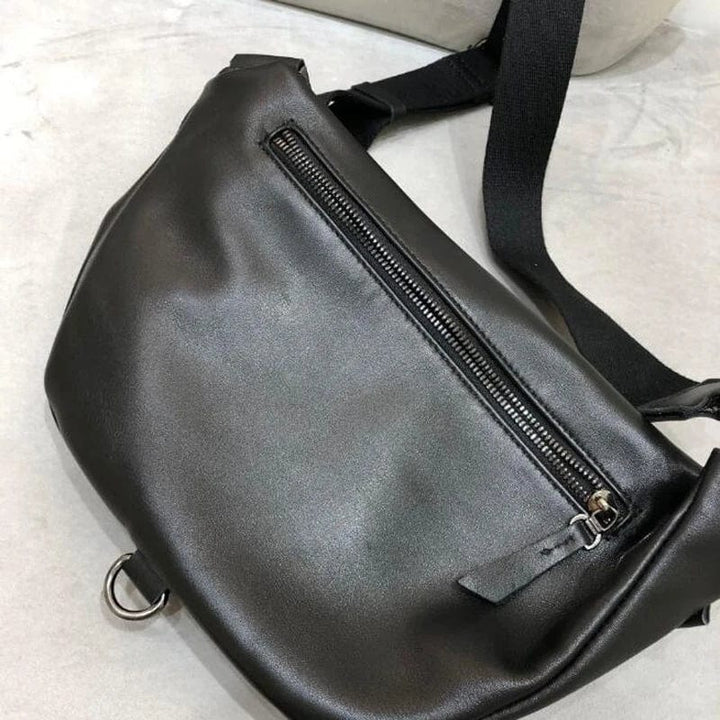 Petite maroquinerie : banane en cuir véritable pour femme, portée à la taille, élégance discrète