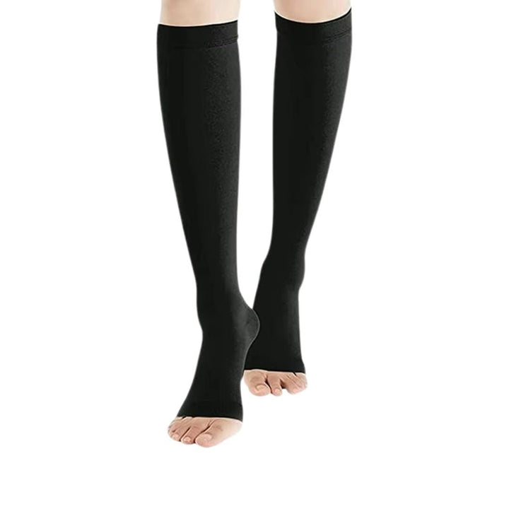 "Bas de compression courts noirs élégants pour améliorer la circulation, parfaits pour sport et journées actives."