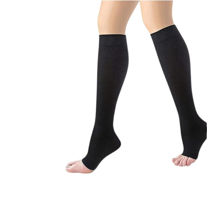 "Bas de compression courts noirs élégants pour améliorer la circulation, parfaits pour sport et journées actives."