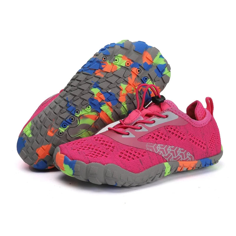 Détail de la semelle antidérapante des baskets aquatiques enfants, assurant sécurité sur sol mouillé.