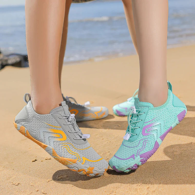 Chaussures aquatiques effet pieds nus, flexibles et légères, idéales pour le yoga et les sports nautiques.