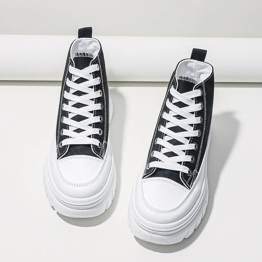 Vue détaillée des baskets blanches pour femmes avec lacets, semelle épaisse confortable et design mode printemps-été.