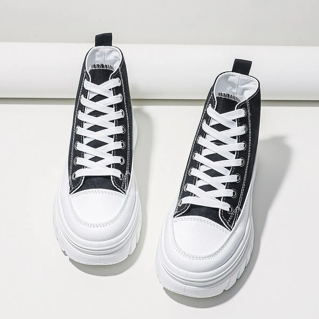 Vue détaillée des baskets blanches pour femmes avec lacets, semelle épaisse confortable et design mode printemps-été.