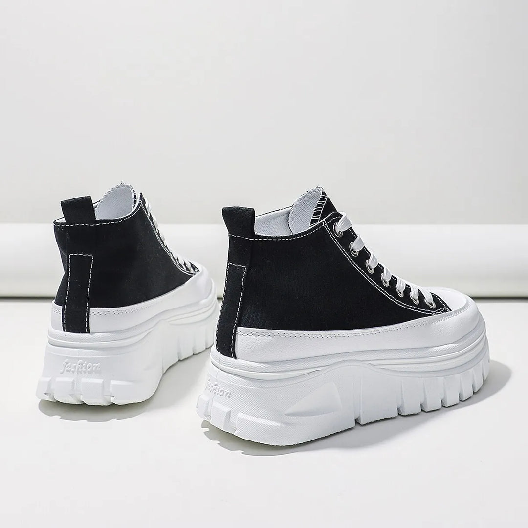 Chaussures mode femme blanches à semelle épaisse, offrant confort et hauteur, parfaites pour un look casual chic.