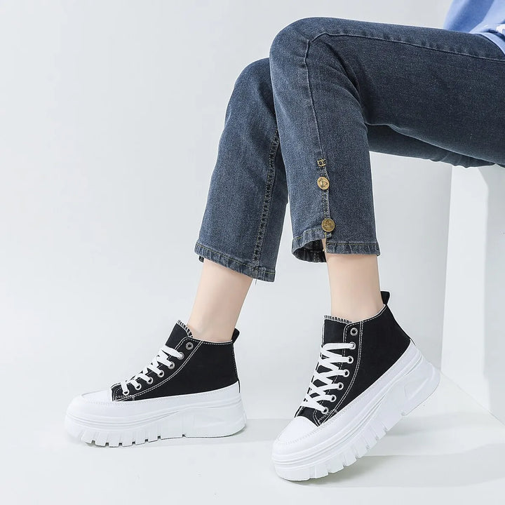 Paire de baskets blanches femme à plateforme, semelle épaisse tendance pour un style décontracté et une silhouette allongée.