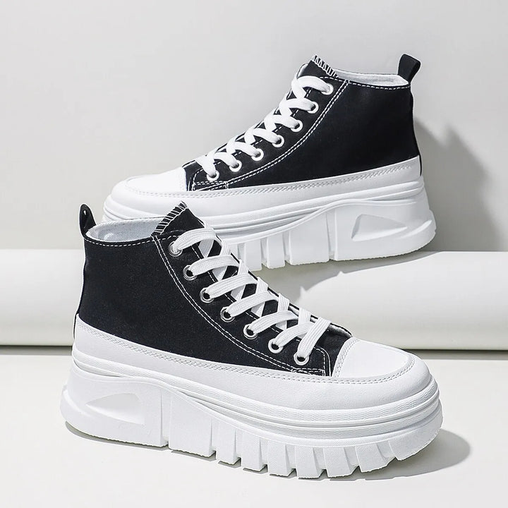 Baskets blanches élégantes pour femmes, semelle épaisse et lacets, parfaites pour un confort et un style casual moderne.