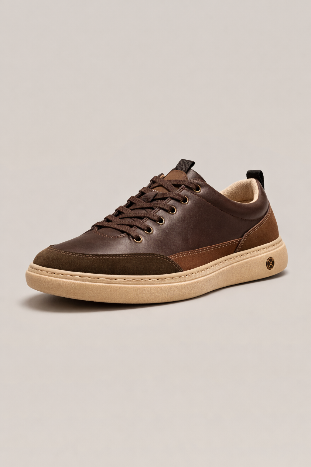 Chaussures basses pour hommes avec lacets, offrant confort et polyvalence pour la marche quotidienne. Look urbain.
