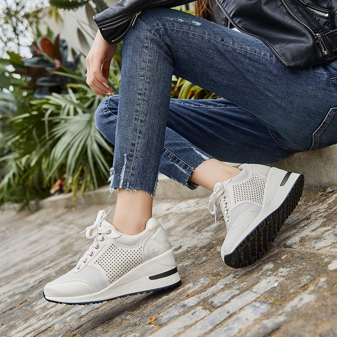 Baskets compensées femme ultra-confortables, semelle amortissante. Design chic pour un look automnal tendance.