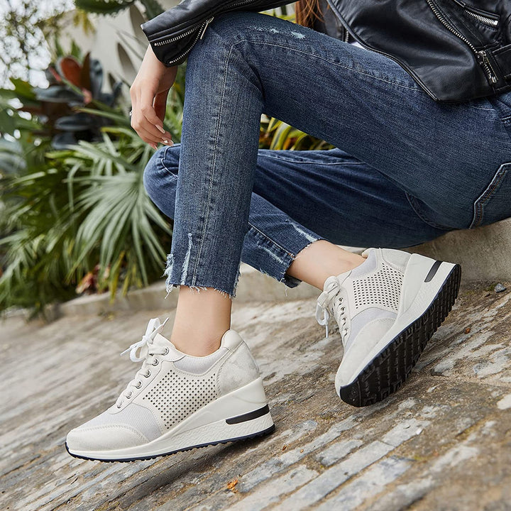 Baskets compensées femme ultra-confortables, semelle amortissante. Design chic pour un look automnal tendance.