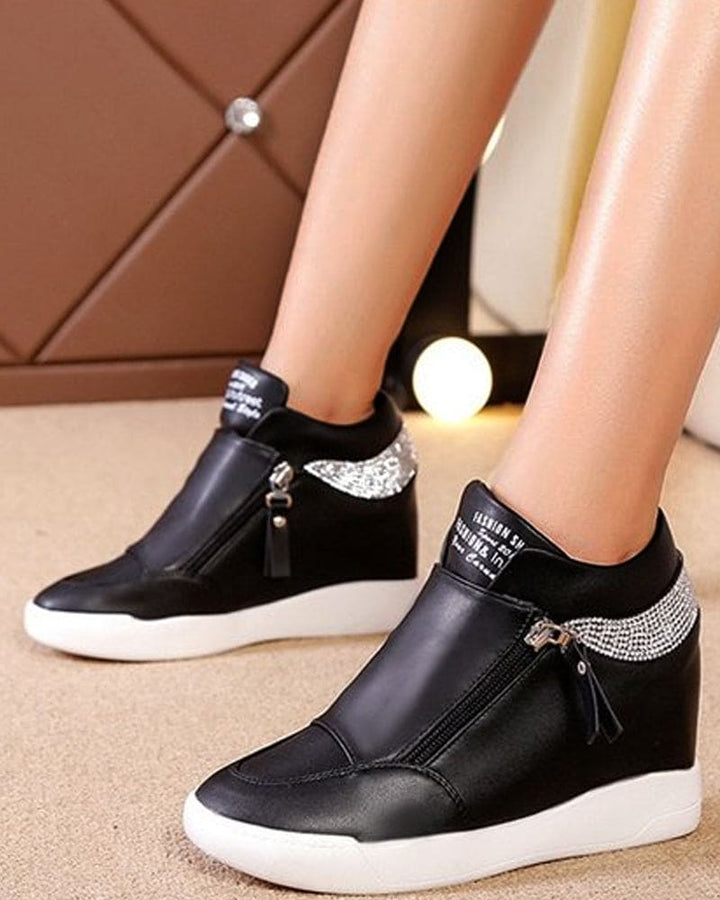 Baskets compensées femme, bottines élégantes et confortables.  Chaussures tendance pour tous les styles.