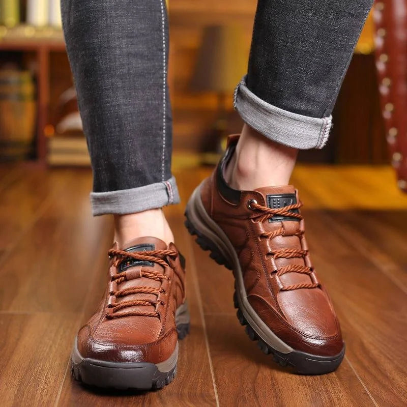 Chaussures de marche en cuir noir pour hommes, baskets confortables et élégantes, idéales pour le quotidien.