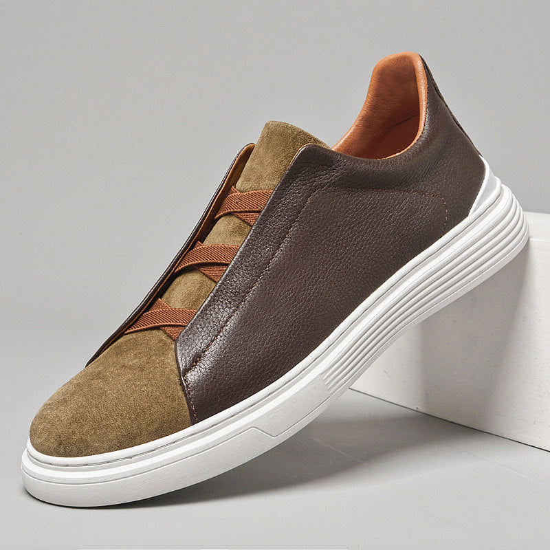 Détail de baskets hommes noires avec lacets élastiques, incarnant la mode masculine décontractée et polyvalente.