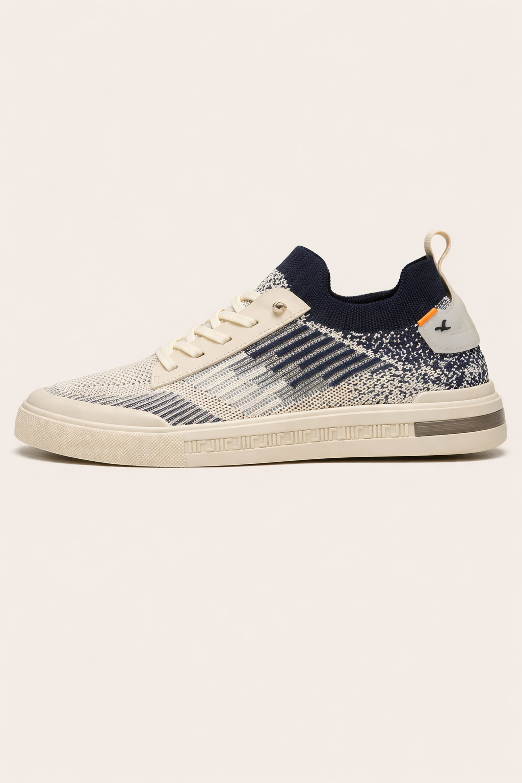 Baskets décontractées noires pour hommes, lacets, style quotidien confortable, idéales pour la marche et le sportswear.