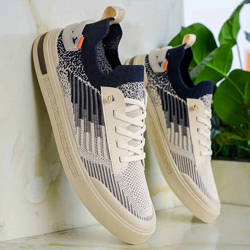 Baskets pour hommes, semelles épaisses amortissantes, offrant un confort optimal pour la marche et le style.