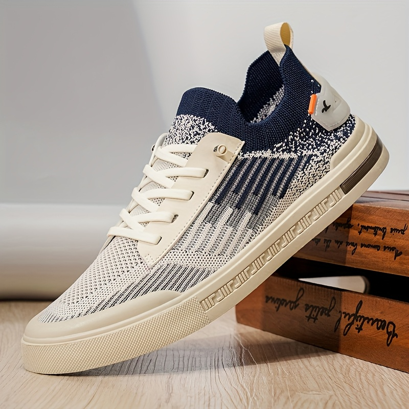 Vue de face des baskets hommes à lacets, chaussures confortables et stylées pour un usage quotidien polyvalent.