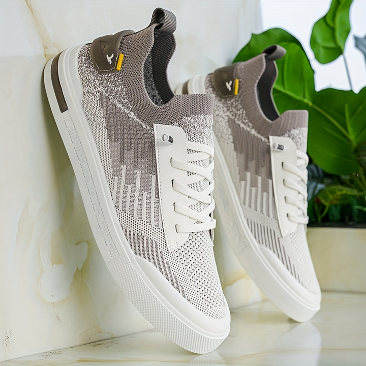 Talons confortables des baskets hommes décontractées, assurant un soutien supérieur et un style quotidien moderne.