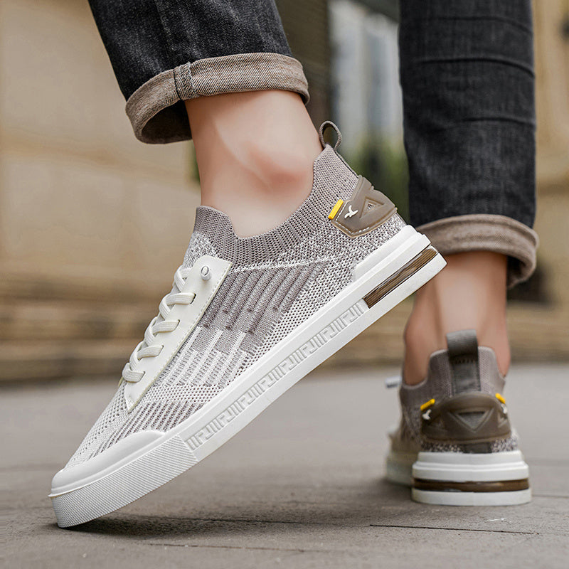 Baskets hommes portées, look décontracté et confortable pour la marche, les loisirs et les activités.