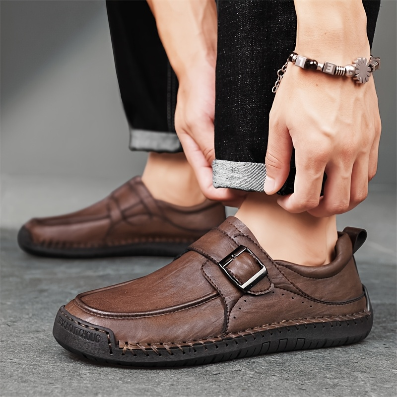 Paire de baskets hommes décontractées, couleur neutre, offrant confort et style urbain quotidien.