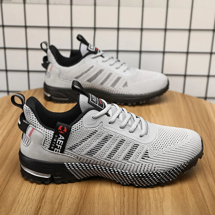 Baskets homme modernes et respirantes en maille légère, conçues pour la performance et le confort en course.