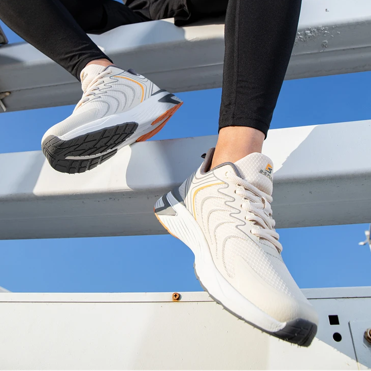 Baskets de sport respirantes pour hommes, design léger optimisé pour la course et la marche.