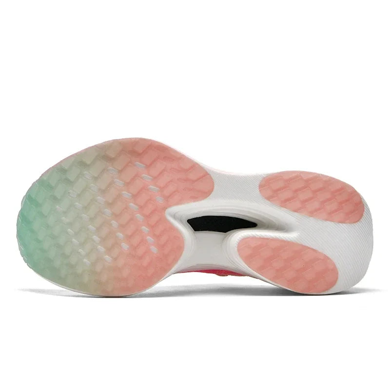Vue latérale de baskets de running unisexes, semelle légère et respirante, conçues pour la course à pied et le fitness.