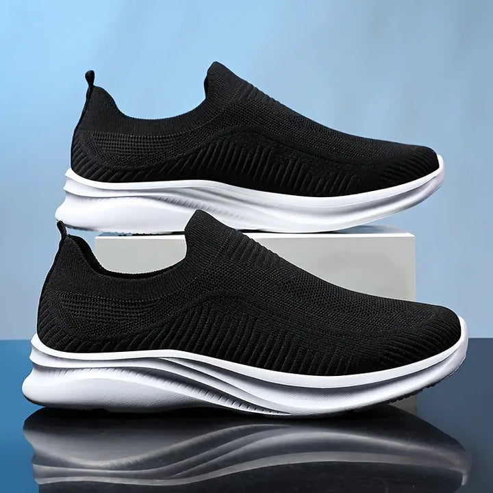 Baskets de sport à enfiler pour hommes, design moderne, légères et faciles à porter pour le quotidien.