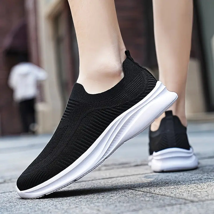Chaussures de marche légères et confortables pour hommes, idéales pour le sport et usage quotidien, sans lacets.