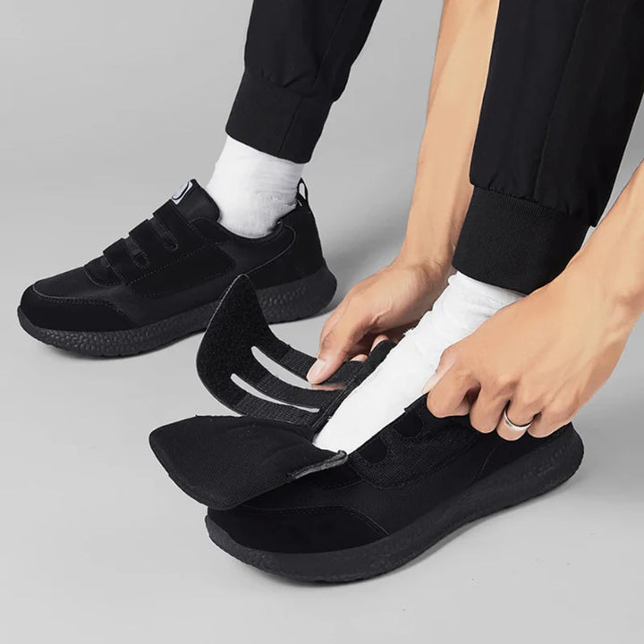 Vue latérale de baskets de marche larges et respirantes, conçues pour le confort orthopédique des hommes et femmes.