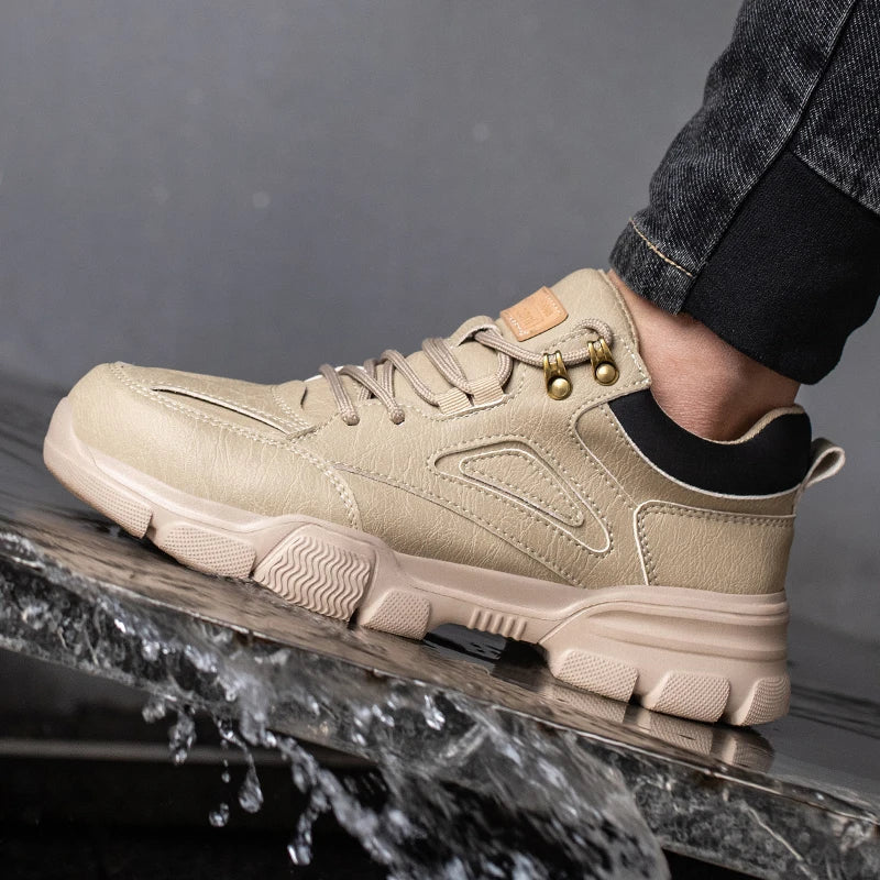 Vue rapprochée des baskets de sécurité uniesexe, avec semelle antidérapante. Chaussures travail imperméables et légères.