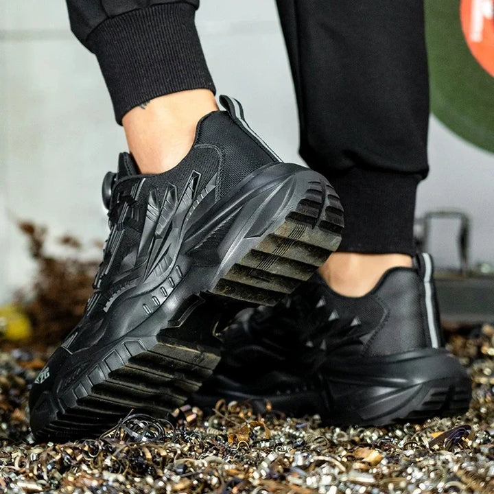 Vue rapprochée du bouton rotatif sur des baskets de sécurité noires. Facile à enfiler, réglage rapide et précis.