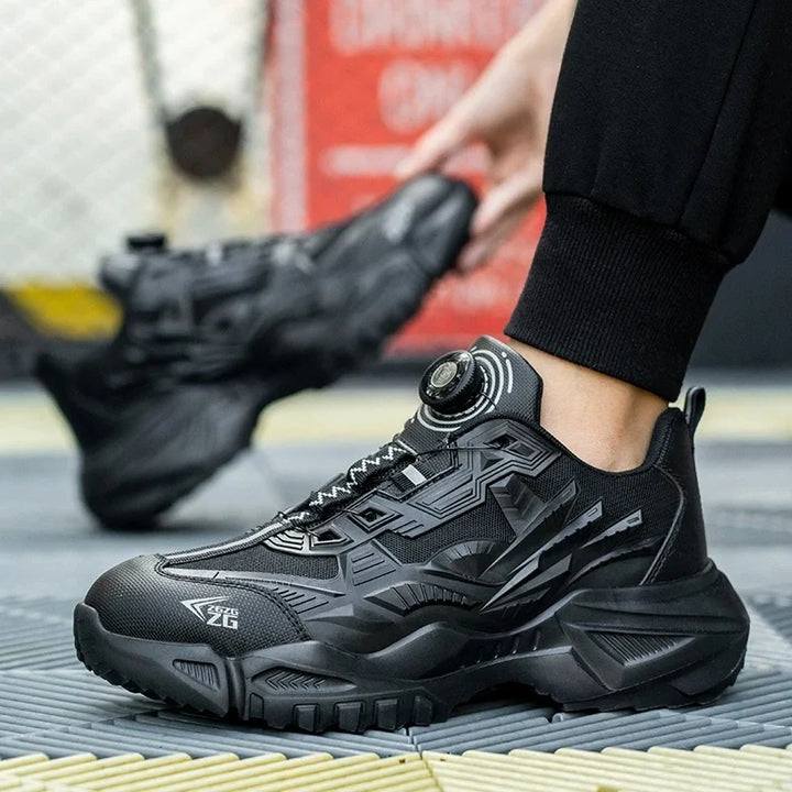 Chaussures de protection noires unisexe pour le bricolage et le chantier. Légères, sécurisées avec bouton rotatif.