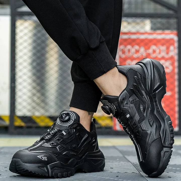 Paire de baskets de sécurité noires ultra-légères posée. Idéales pour une protection des pieds durable au quotidien.