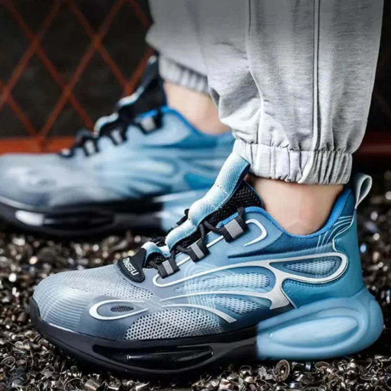 Paire de baskets de sécurité respirantes grises et noires. Design sportif, embout acier pour protection au travail.