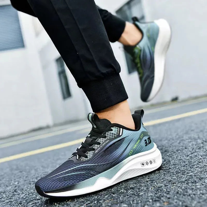 Photo studio des baskets de sport hommes, alliant style décontracté et performance pour le running et la marche.